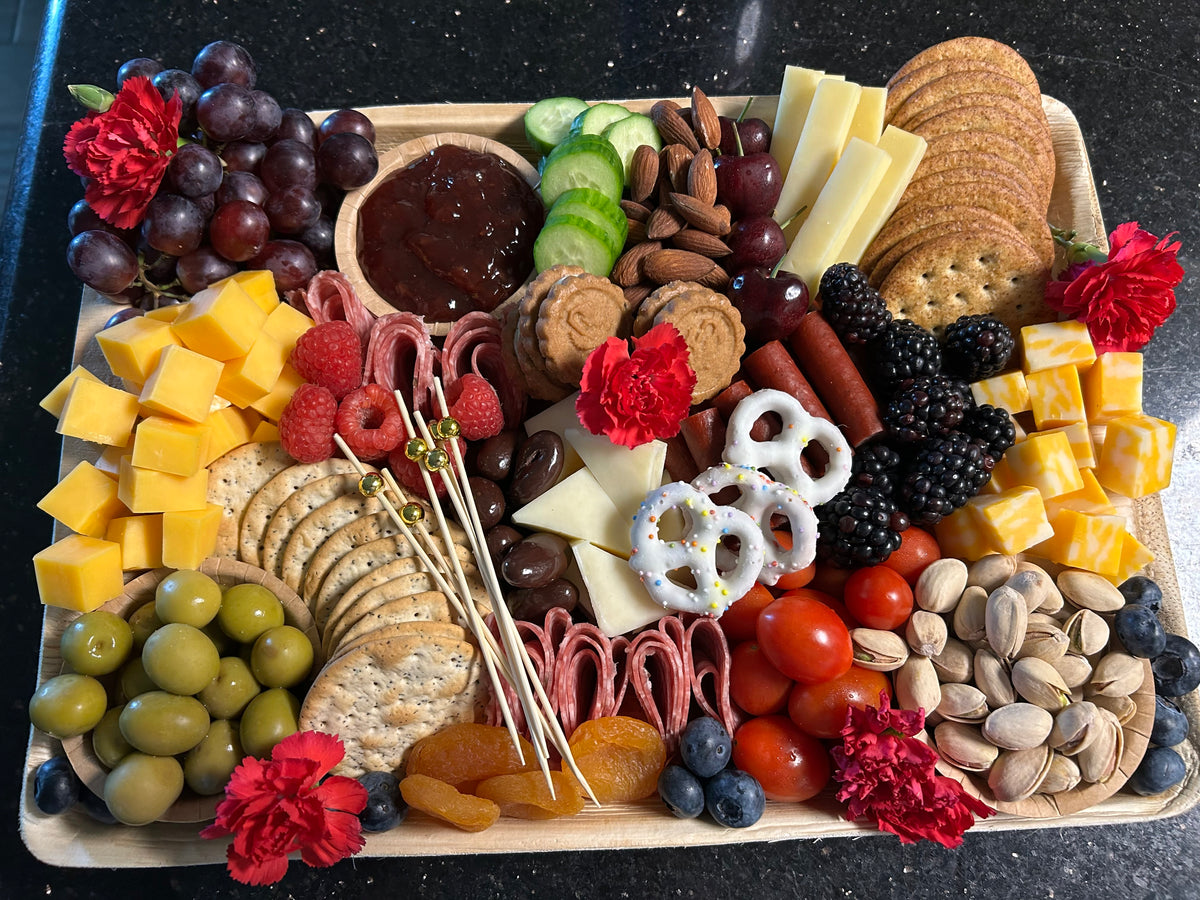 Giftable Charcuterie Board! (Approx 5-7ppl)